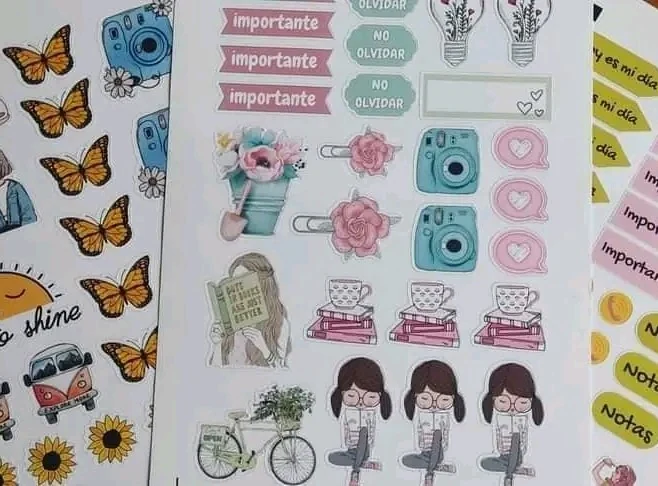 Láminas de stickers decorativos incluidos en el Mega Pack